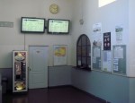 станция Огре: Фрагмент интерьера вокзала (касса, расписание и мониторы с текущим расписанием)