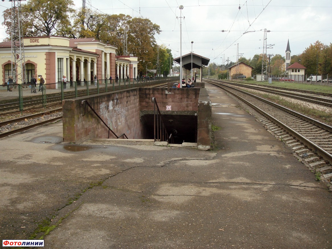 Портал подземного пешеходного перехода на втором перроне