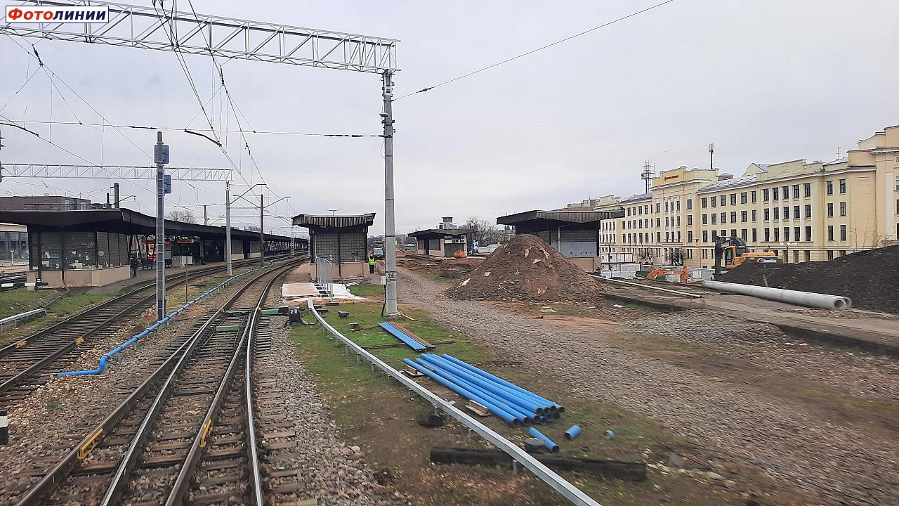 Вид на разобранные 9й, 8й, 7й и 6й пути в чётной горловине во время модернизации станции под скоростную линию Rail Baltica.
