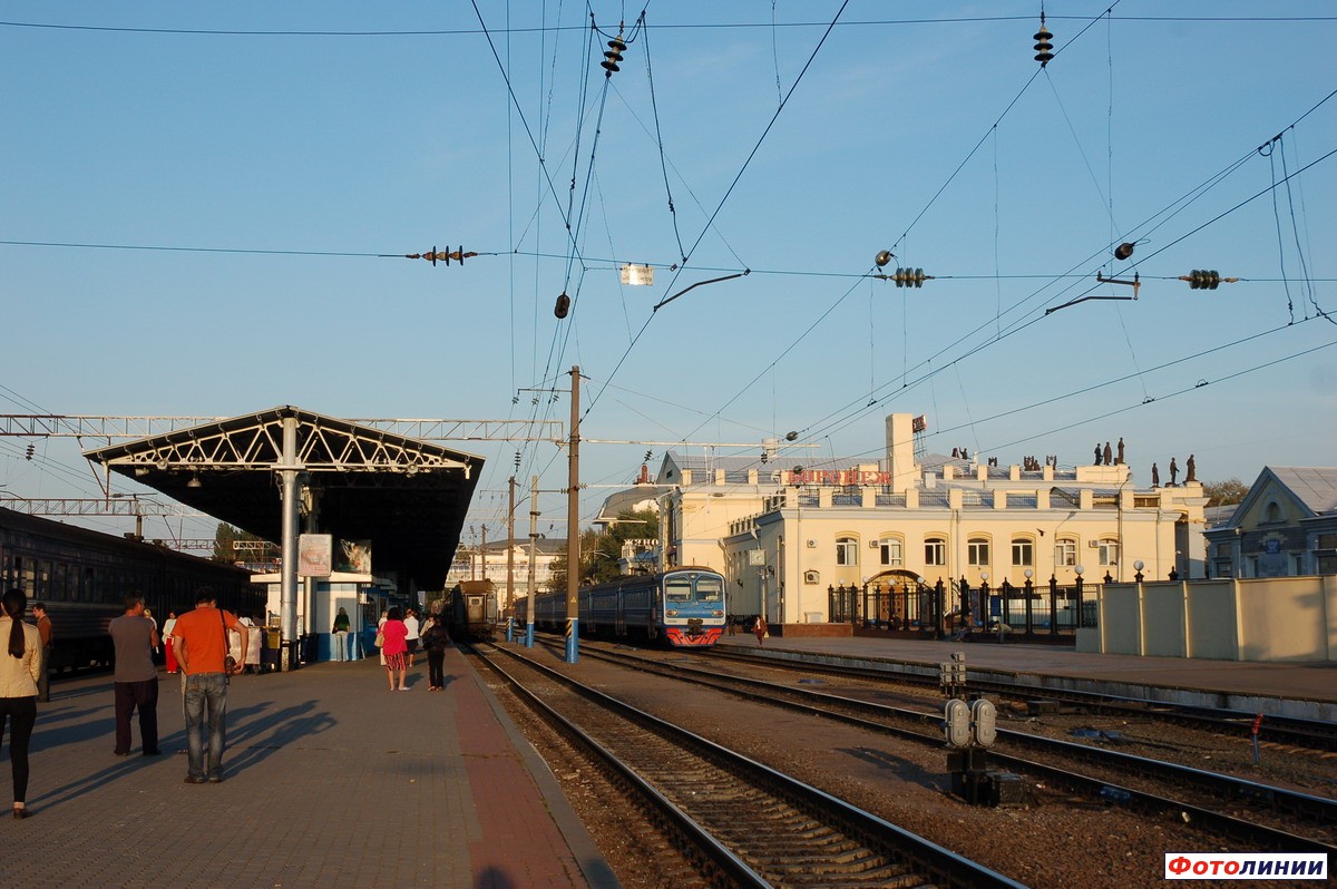 Вторая платформа и вокзал