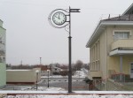 станция Обловка: Часы на платформе и вид в сторону города