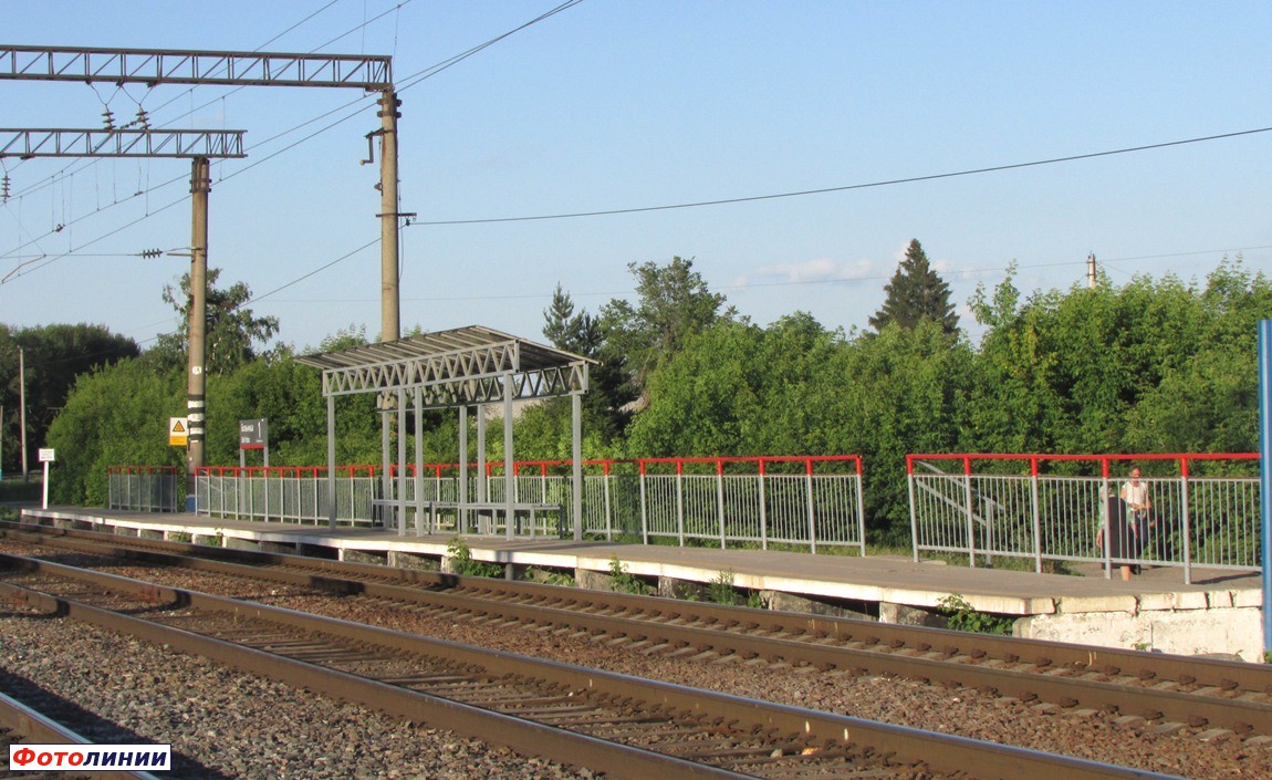Посадочная платформа с навесом, вид в сторону Мичуринска-Уральского