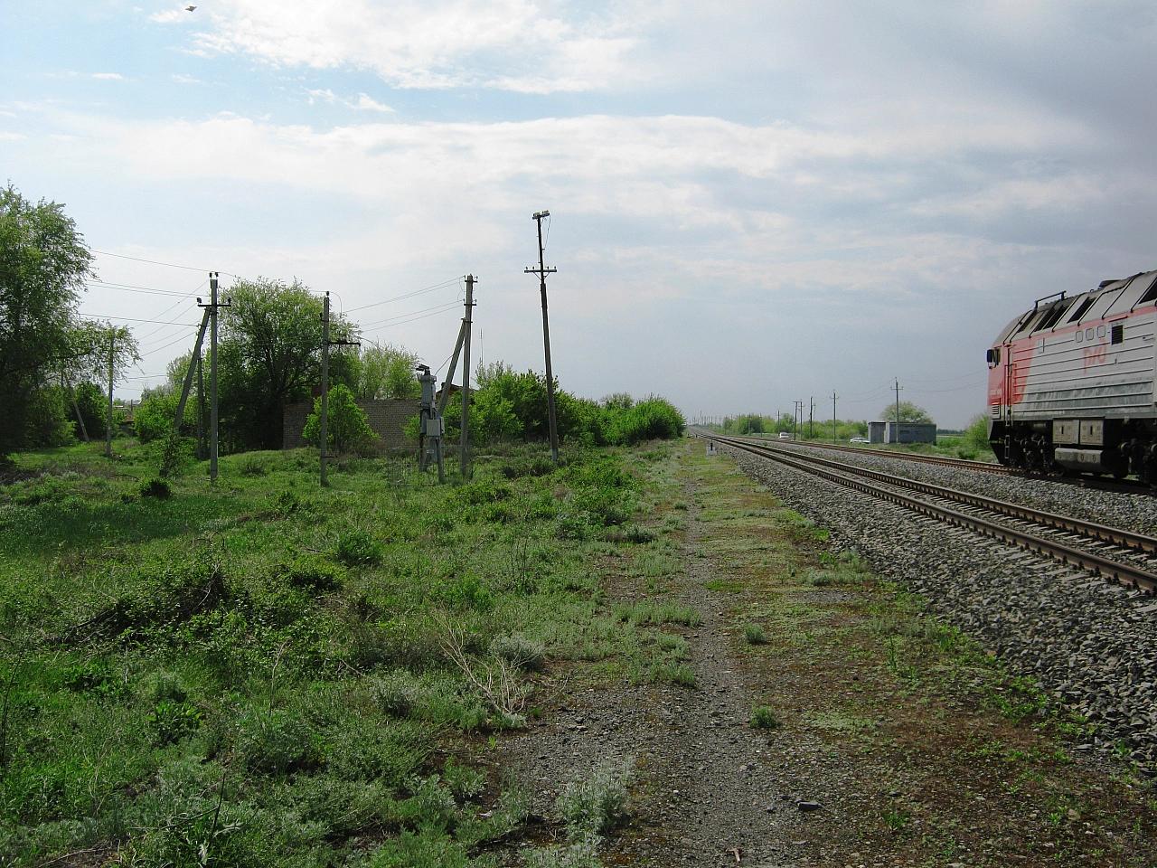Поезда проходят мимо ликвидированной станции Еруслан.
