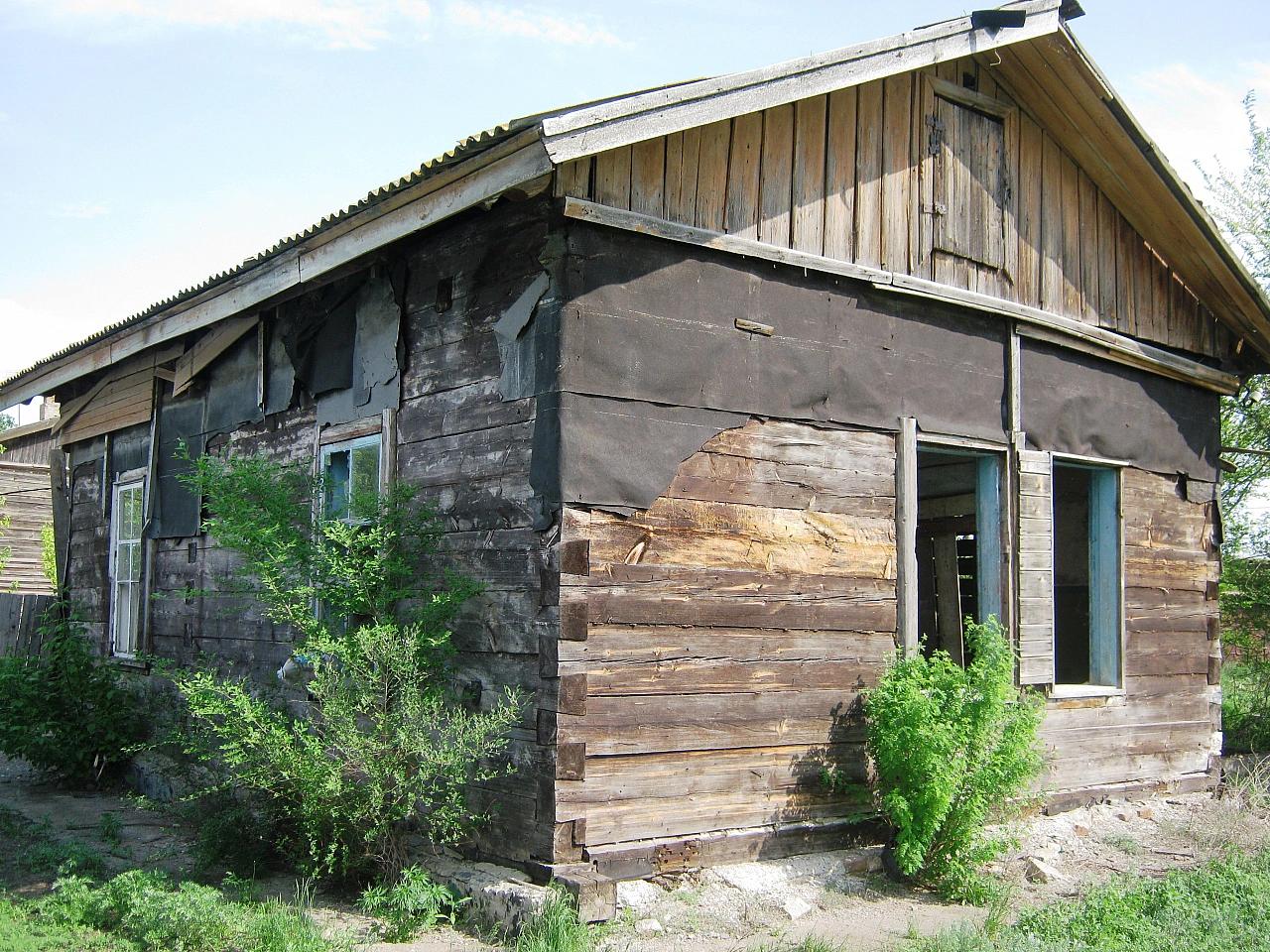 Старый железнодорожный дом из шпал на станции Еруслан.