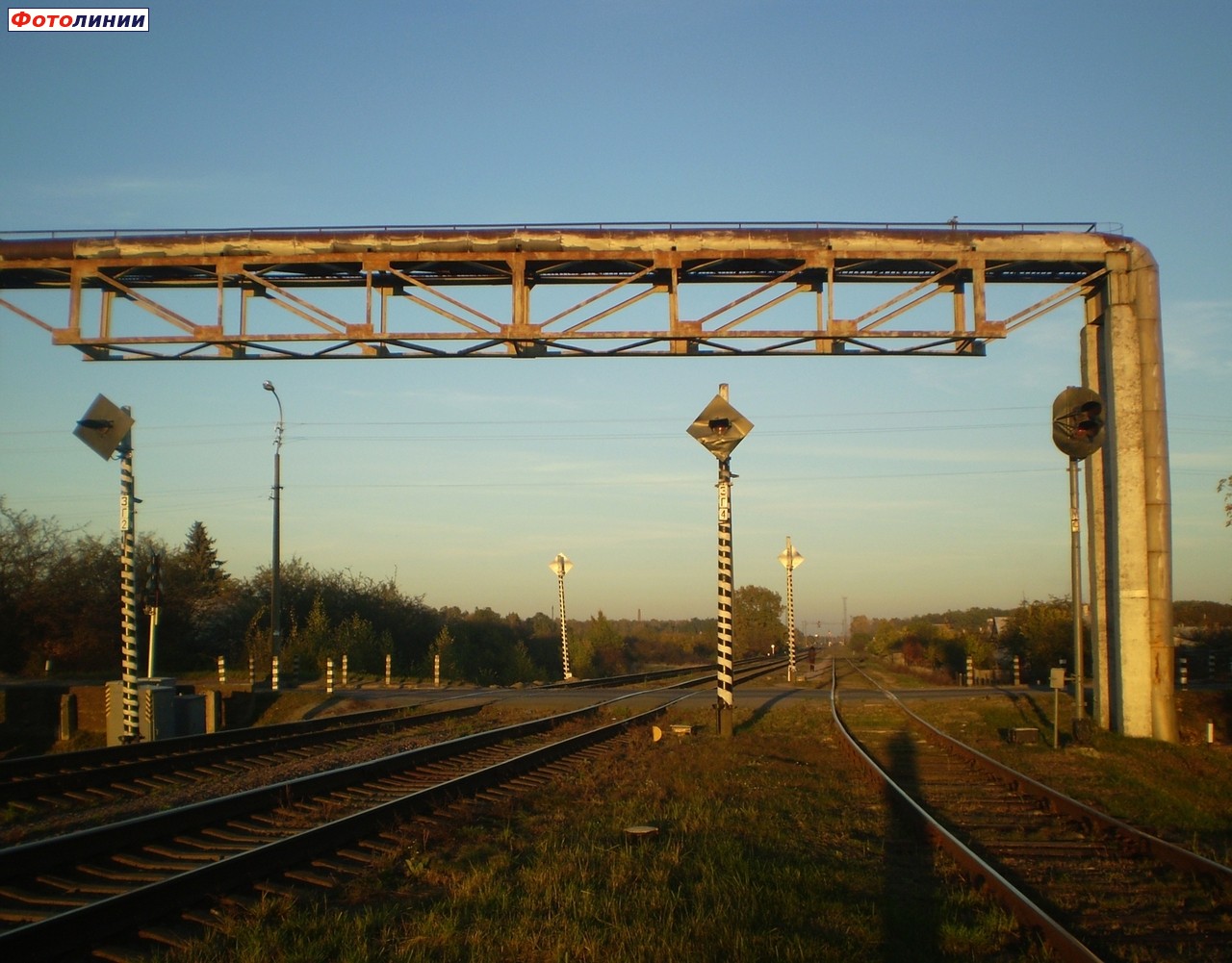 Заградительные светофоры ЗГ2, ЗГ4, маневровый МЧ перед железнодорожным переездом с ул. Дубровской