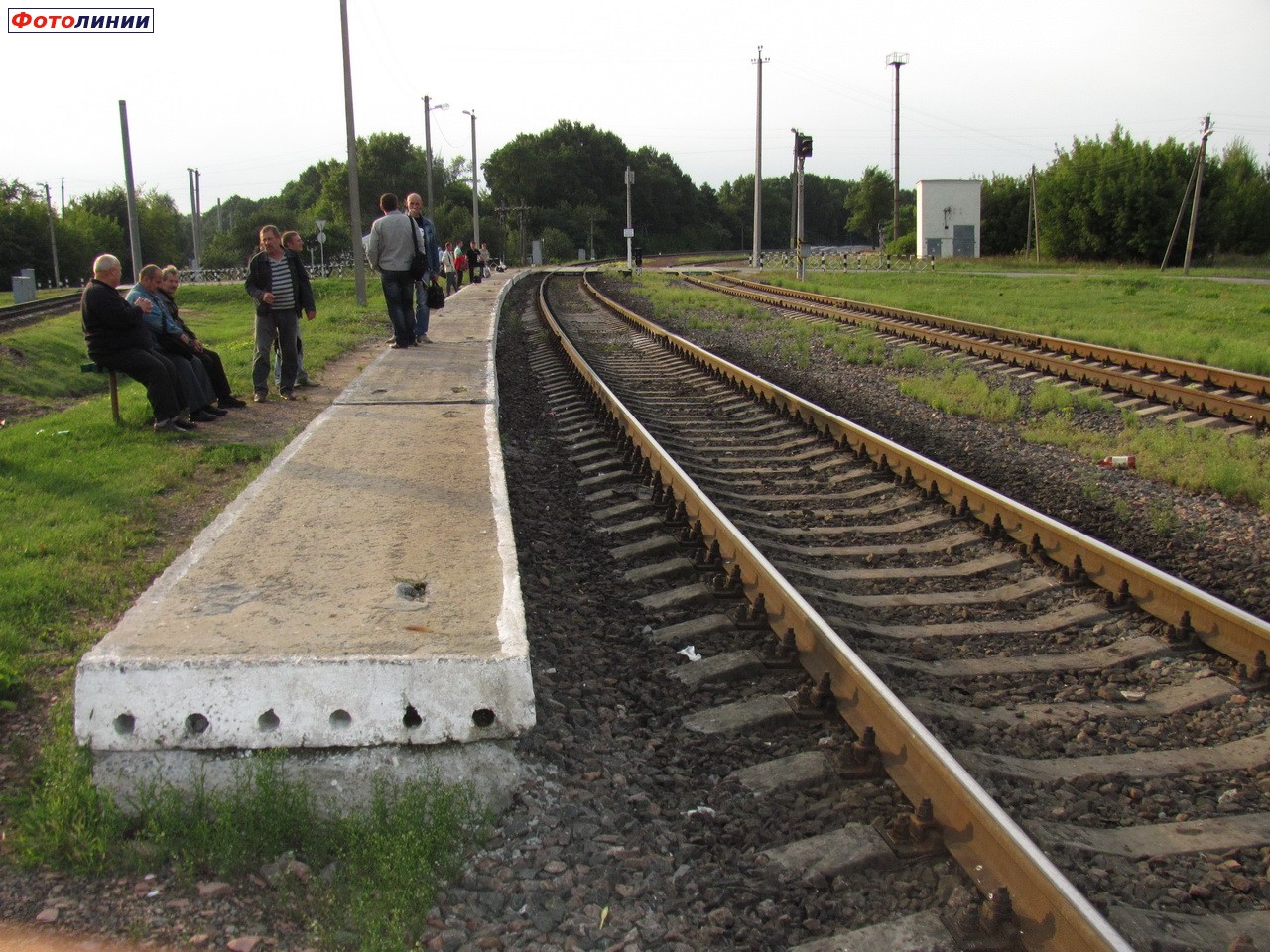 Вид платформы могилёвского направления в сторону Жлобина-Северного