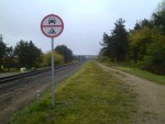 станция Пабраде: Знак запрещающий движение механического транспорта по насыпи разобранного пути на Лынтупы