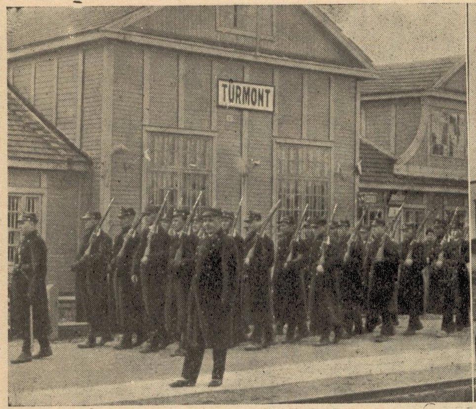 Члены Железнодорожной Военной Подготовки, построенные перед пассажирским зданием