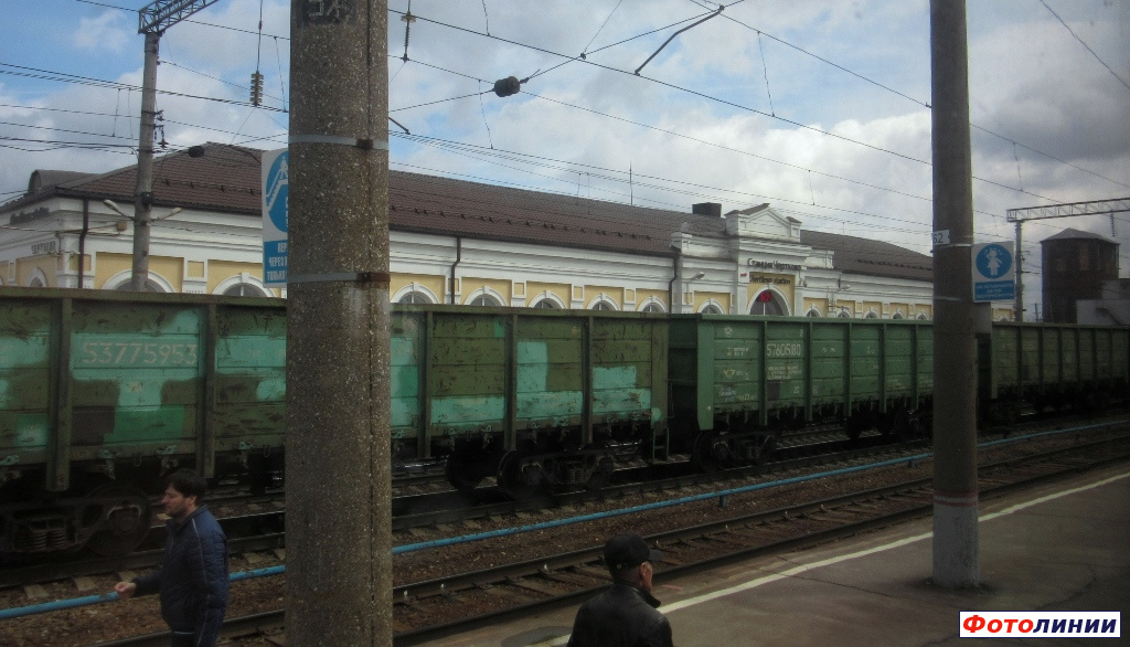 Платформа и вокзал за вагонами