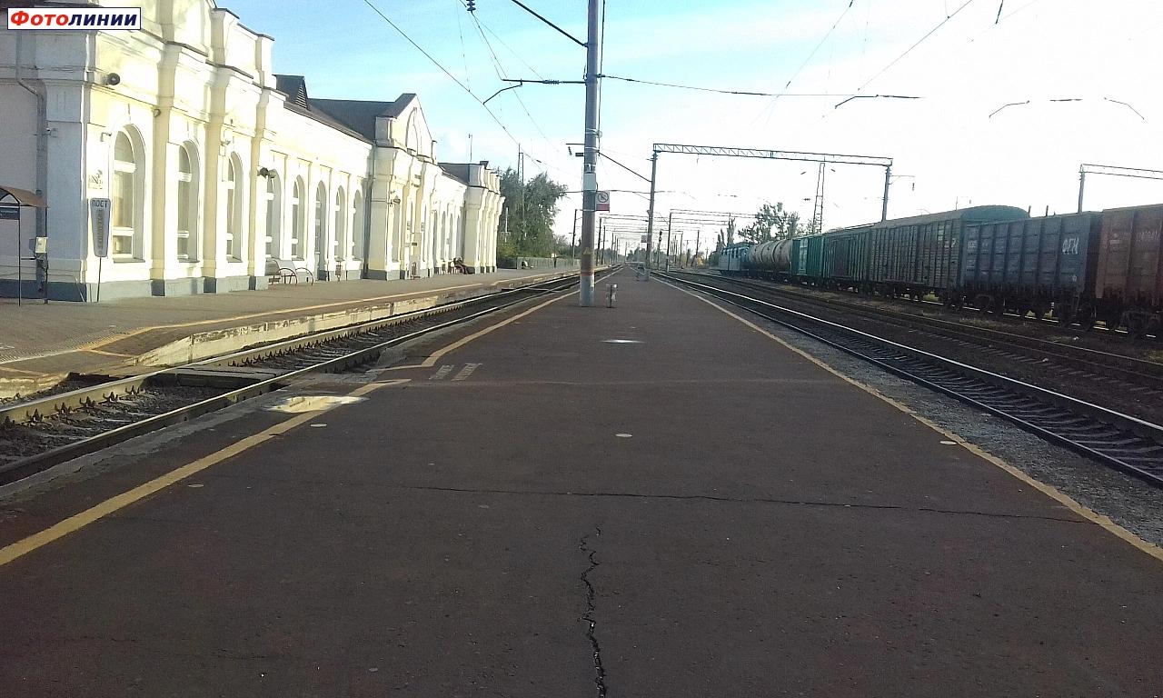 Вид со 2-й платформы в сторону Ростова-Главного