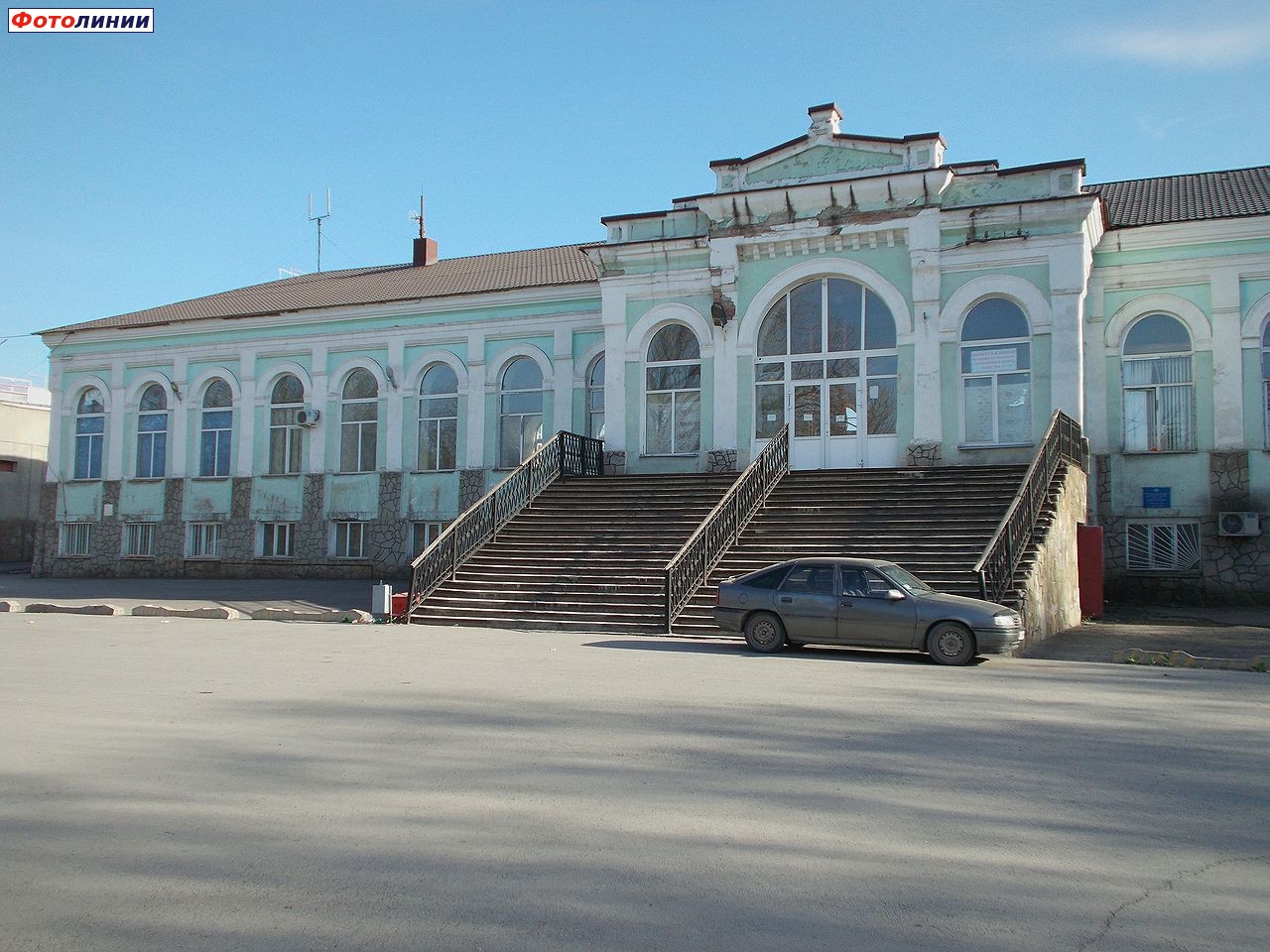 Здание вокзала со стороны города
