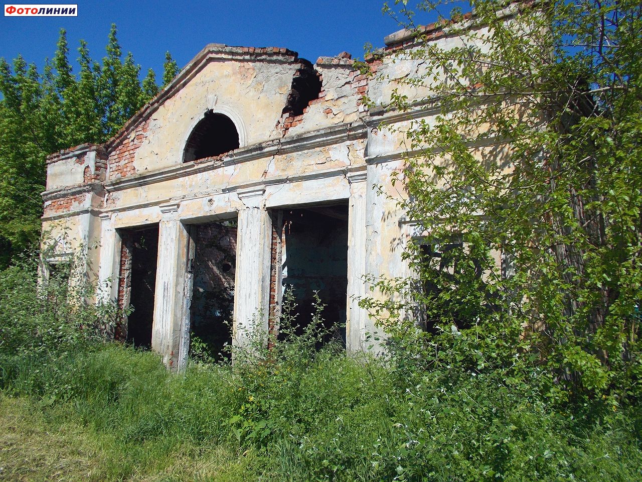 Заброшенное здание старого вокзала