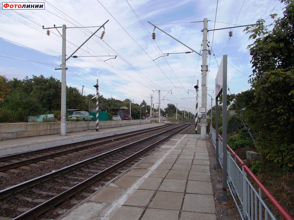 Платформы, заградитльные светофоры и переезд. Вид в сторону Новочеркасска
