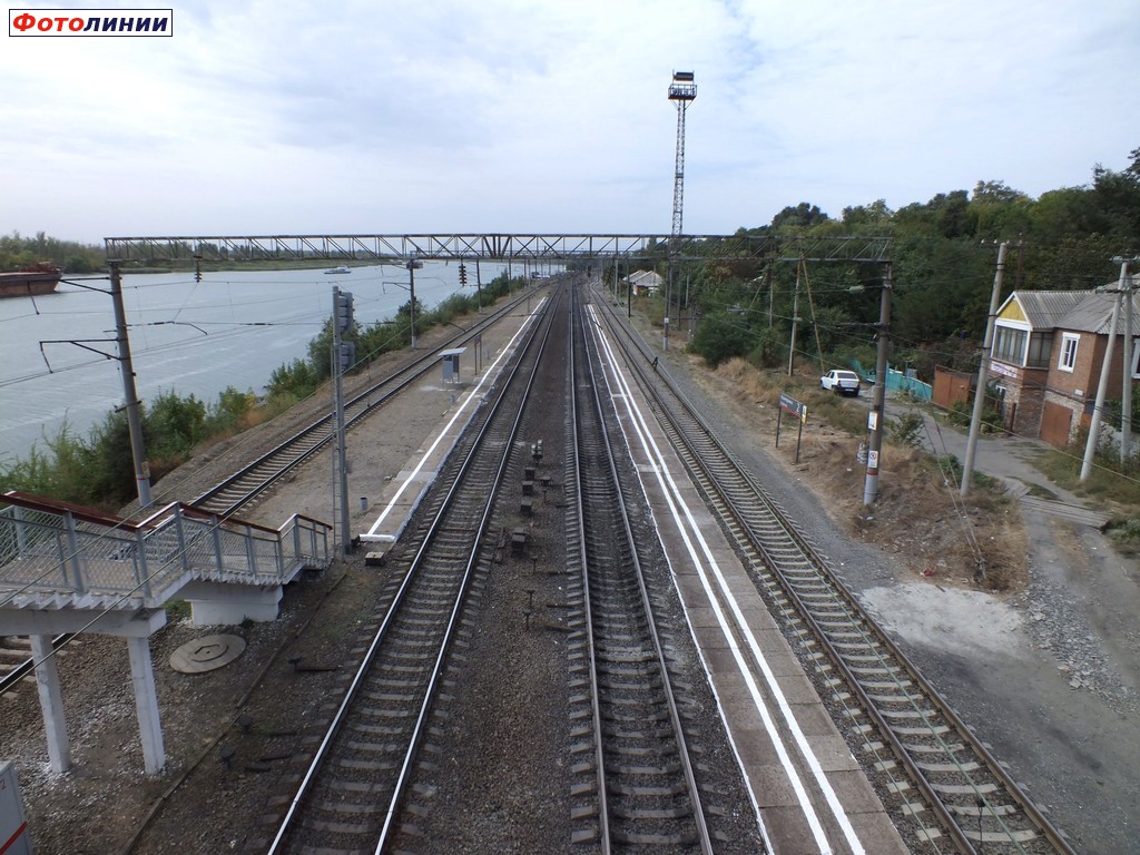Вид на платформы с переходного моста