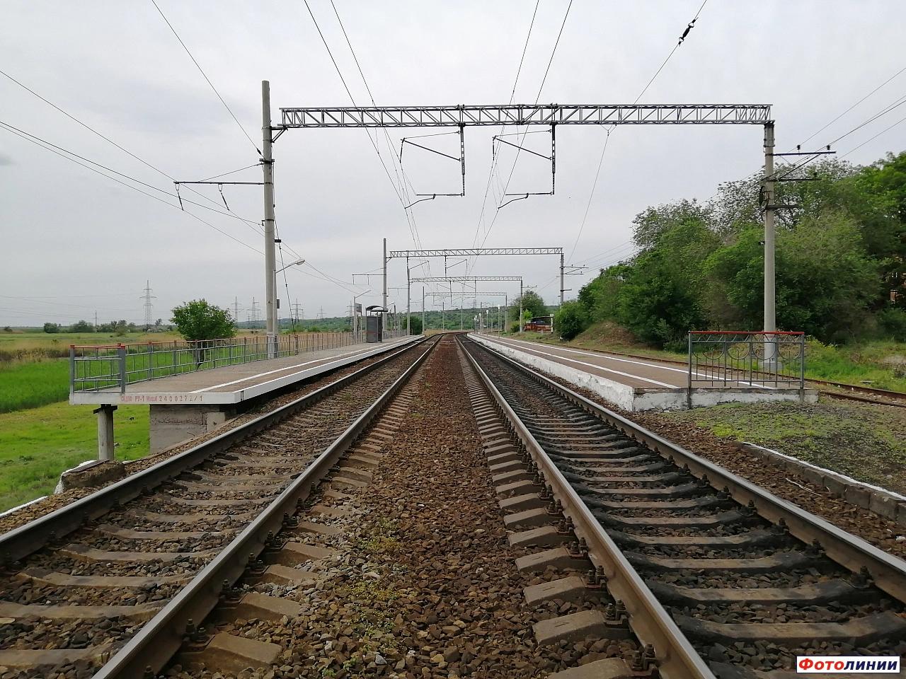 Вид платформ в сторону ст. Александровка