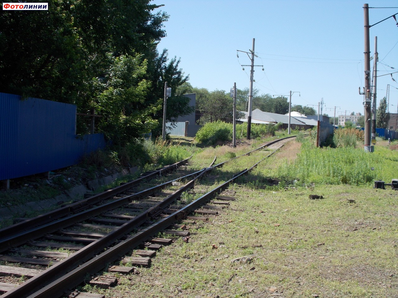 Путь влево к детской железной дороге, прямо к контейнерной площадке