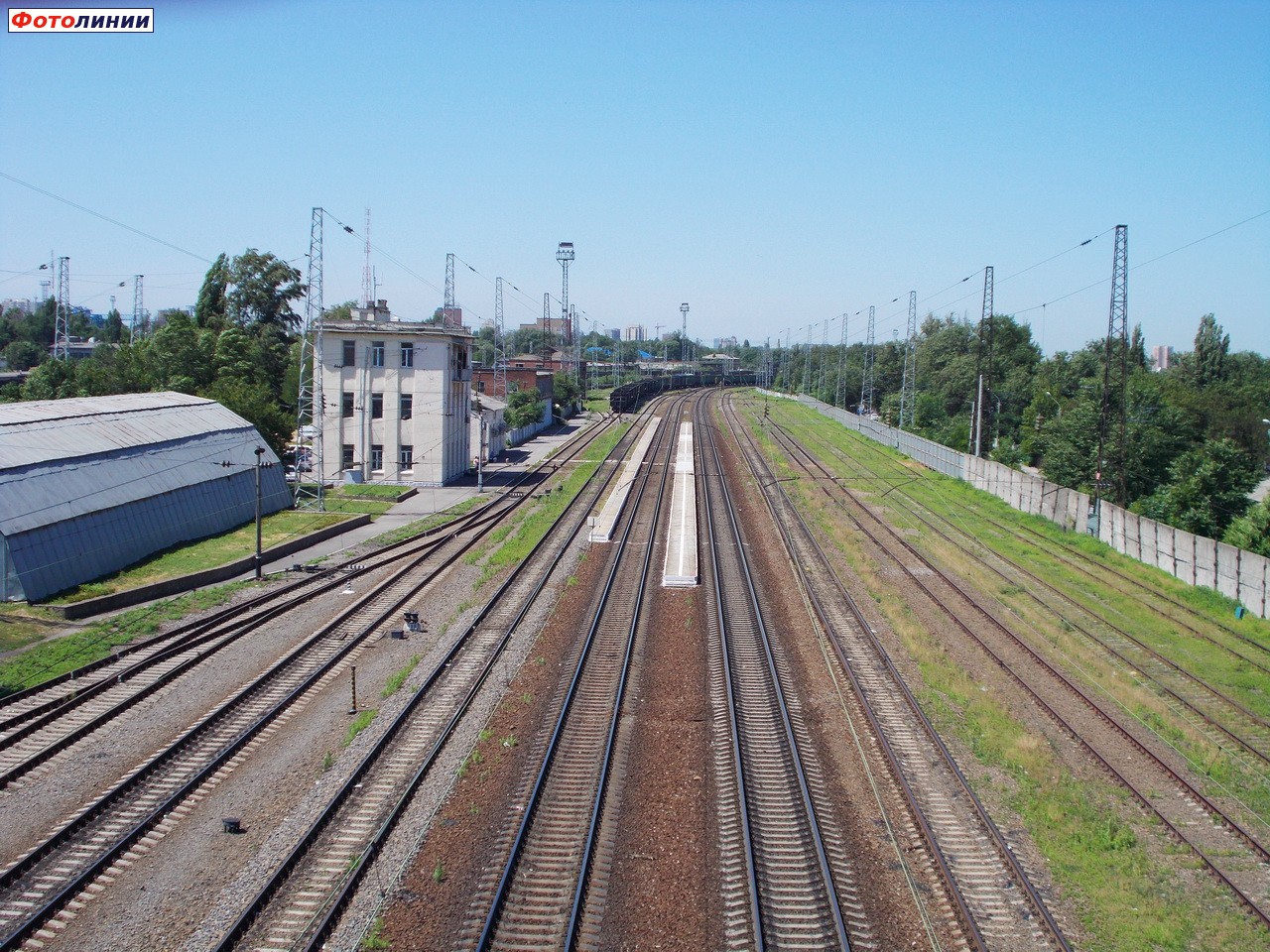 Вид на главные пути и платформы в сторону ст. Ростов-Главный