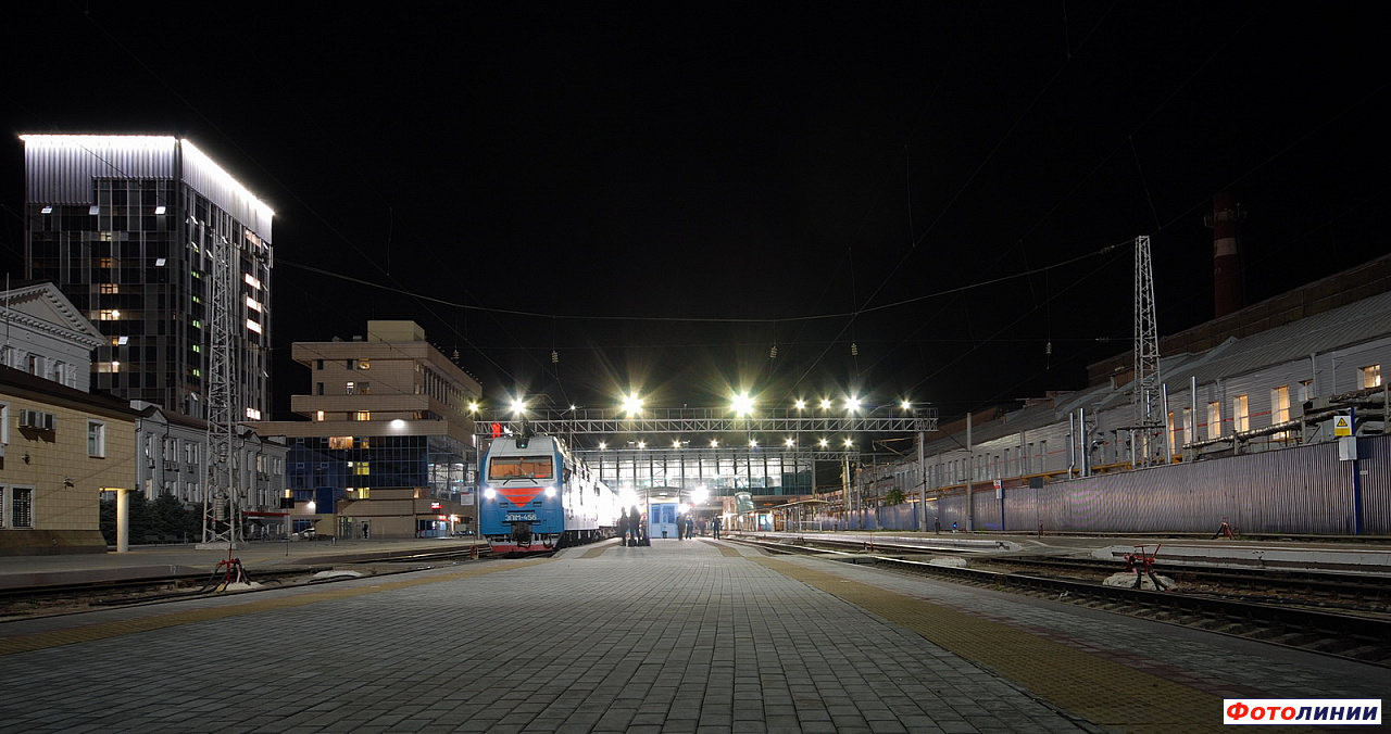 Вид платформ в сторону Батайска ночью