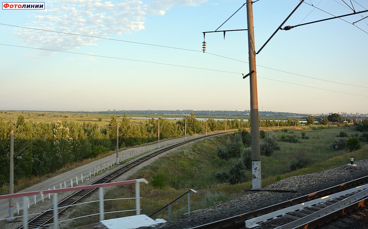 Пересечение чётной колеи на Батайск (внизу) и линии на пост 7 км (вверху)