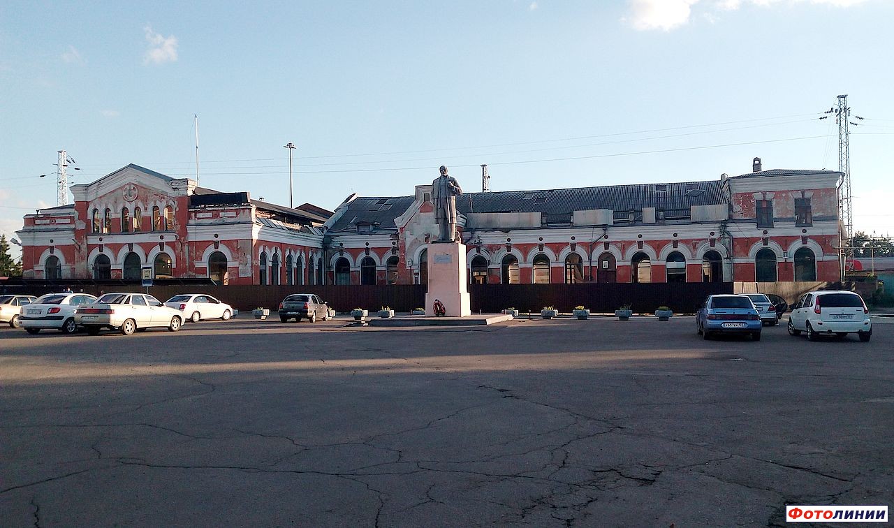Вокзал на ремонте и привокзальная площадь
