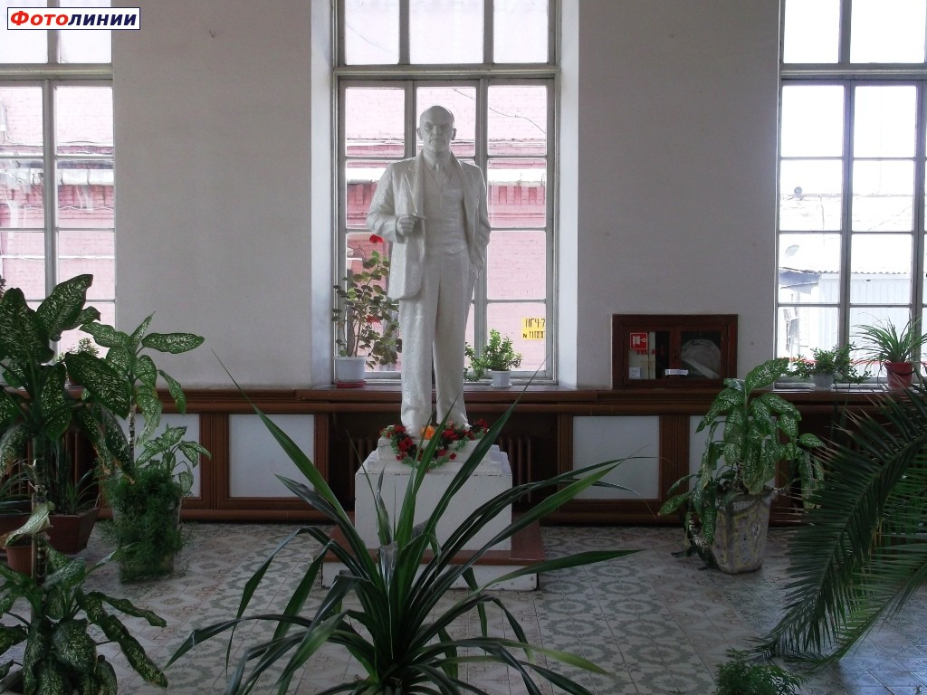 Статуя Ленина в зале ожидания