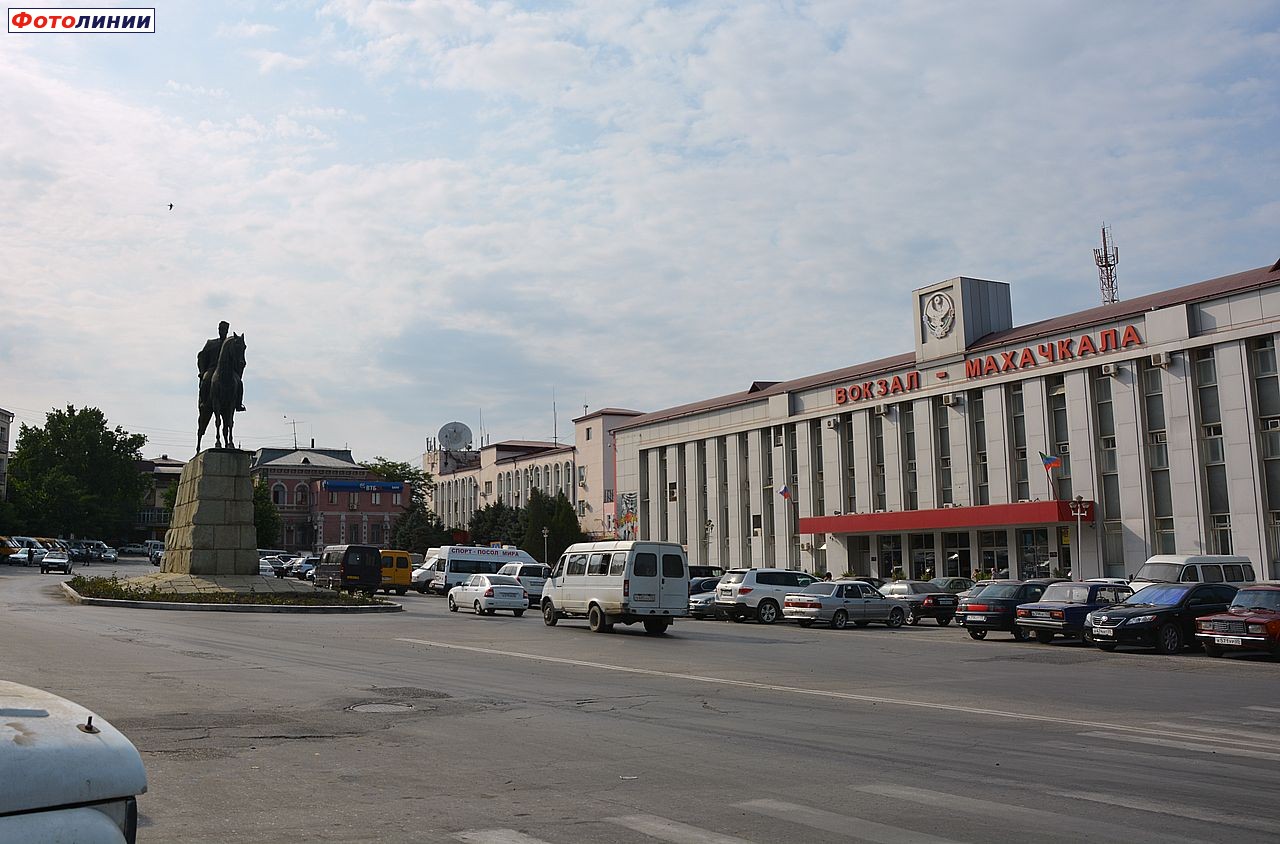 Привокзальная площадь и памятник первому военкому Дагестана Махачу Дахадаеву