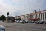 станция Махачкала-2 Порт (Махачкала-Сортировочная): Привокзальная площадь и памятник первому военкому Дагестана Махачу Дахадаеву