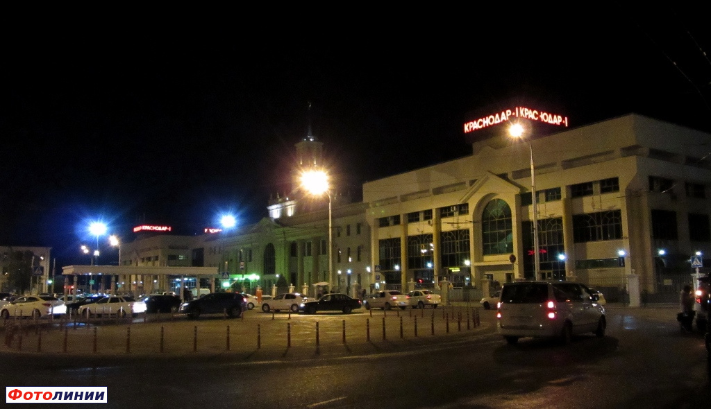 Вид вокзала ночью со стороны города