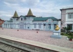 станция Кизляр: Прежний вокзал и памятник Багратиону