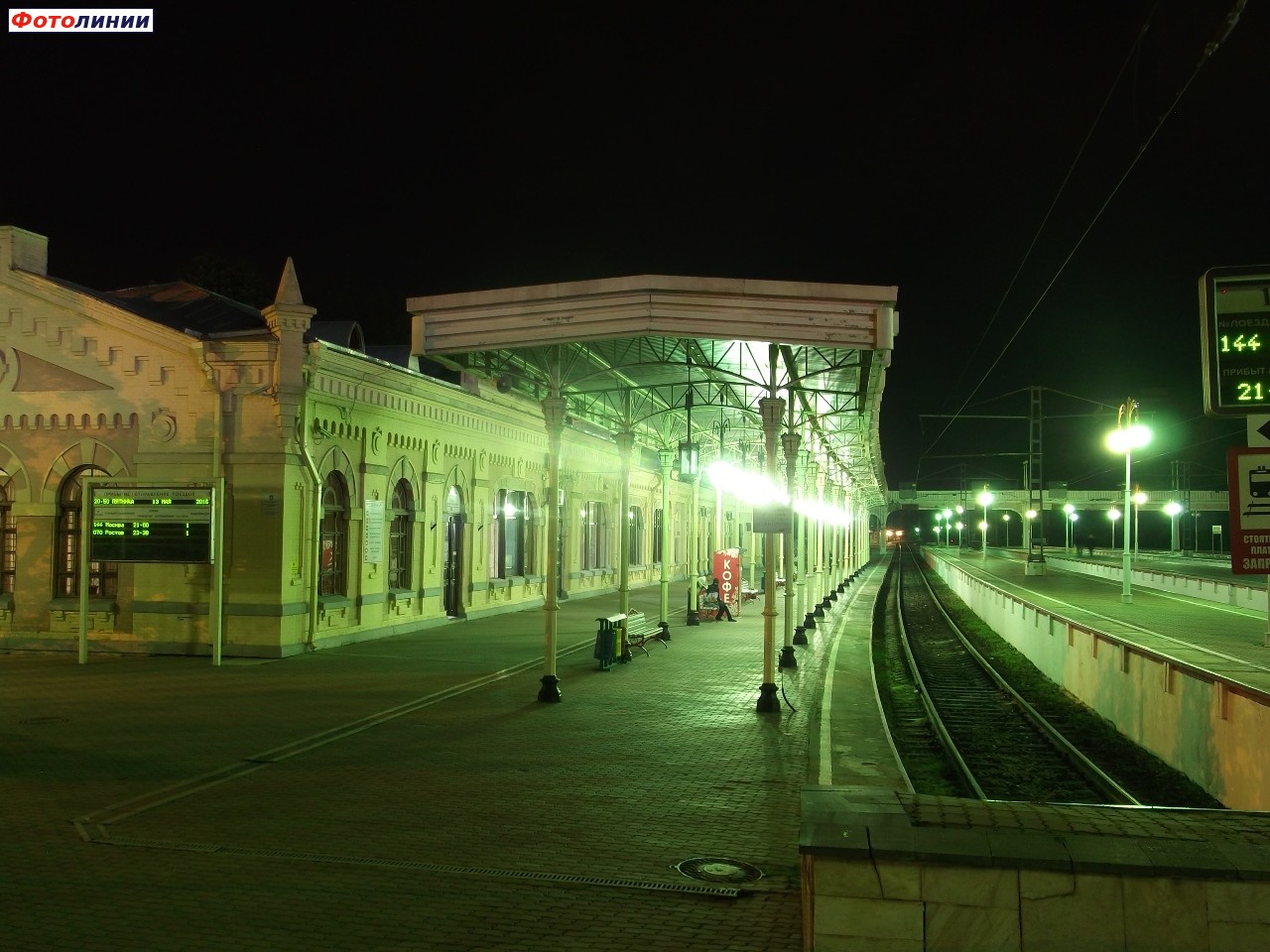 Вид на дебаркадер и здание вокзала ночью