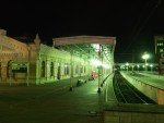 станция Кисловодск: Вид на дебаркадер и здание вокзала ночью