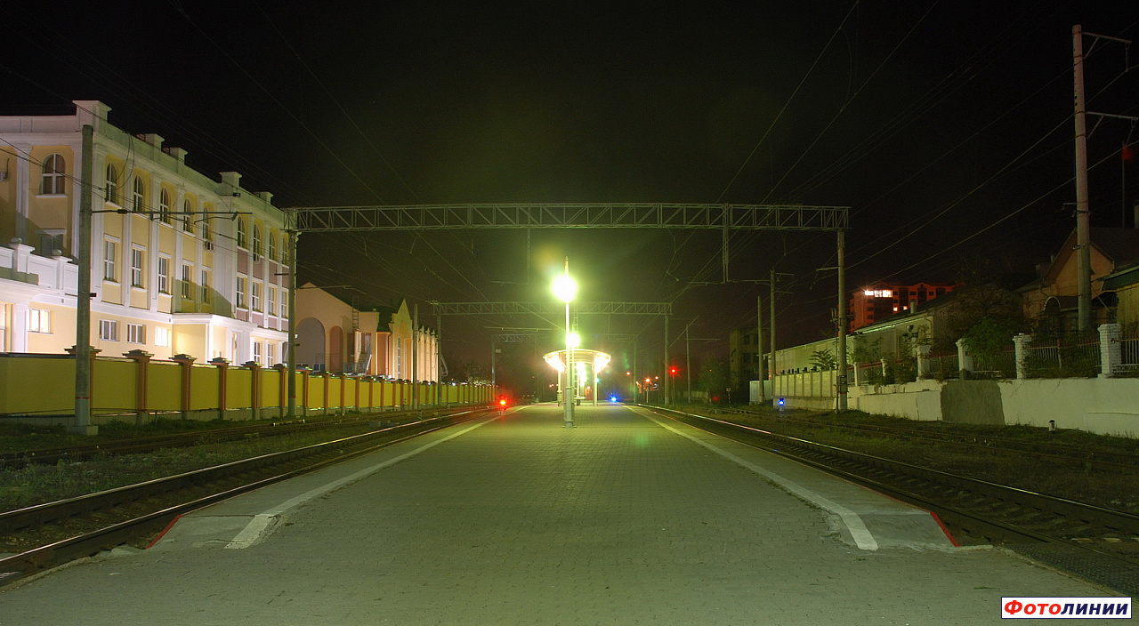 Вид платформ в сторону Кисловодска в темное время суток