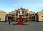 станция Жлобин: Центральный вход в вокзал и памятник В. И. Ленину