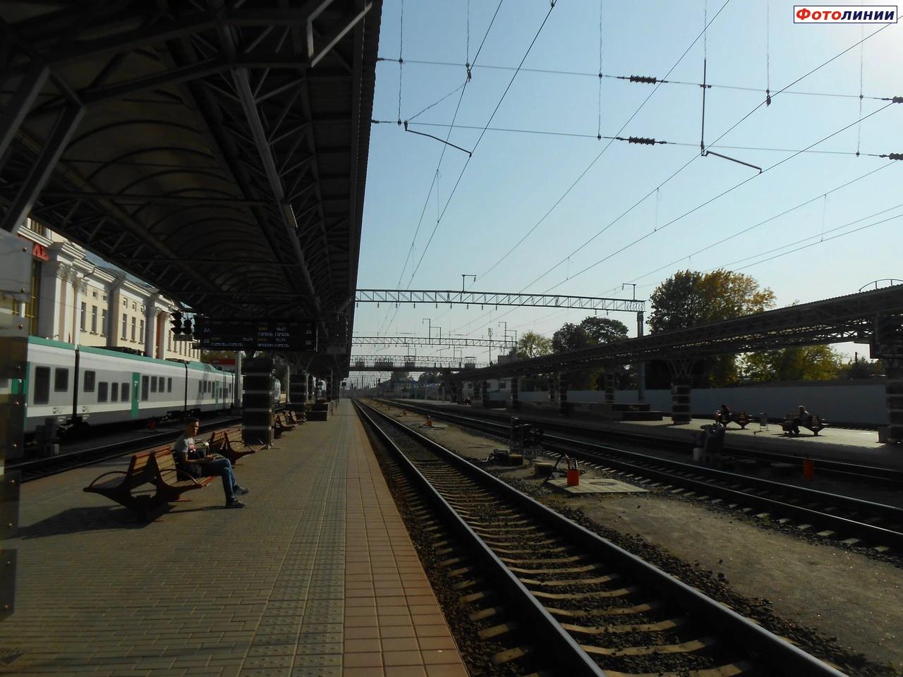 Вид со 2-й платформы из-под навеса в сторону Новобелицкой