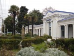 Пассажирское здание и памятник М.П. Лазареву