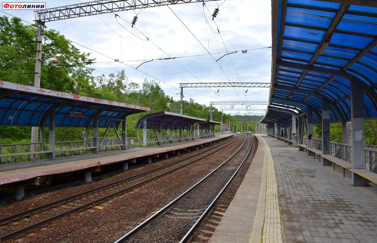 Навесы на платформах, вид в сторону Владивостока с платформы № 2
