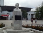 Памятник В. П. Мирошниченко на привокзальной площади