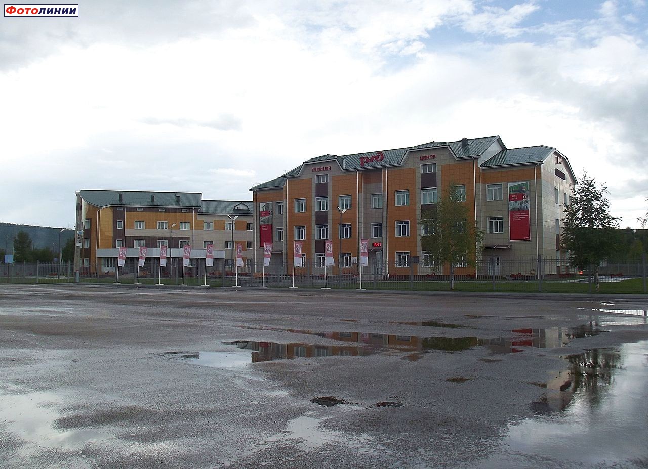Здание учебного центра РЖД на привокзальной площади