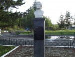 станция Нерюнгри-Пассажирская: Памятник В. Б. Бочкареву