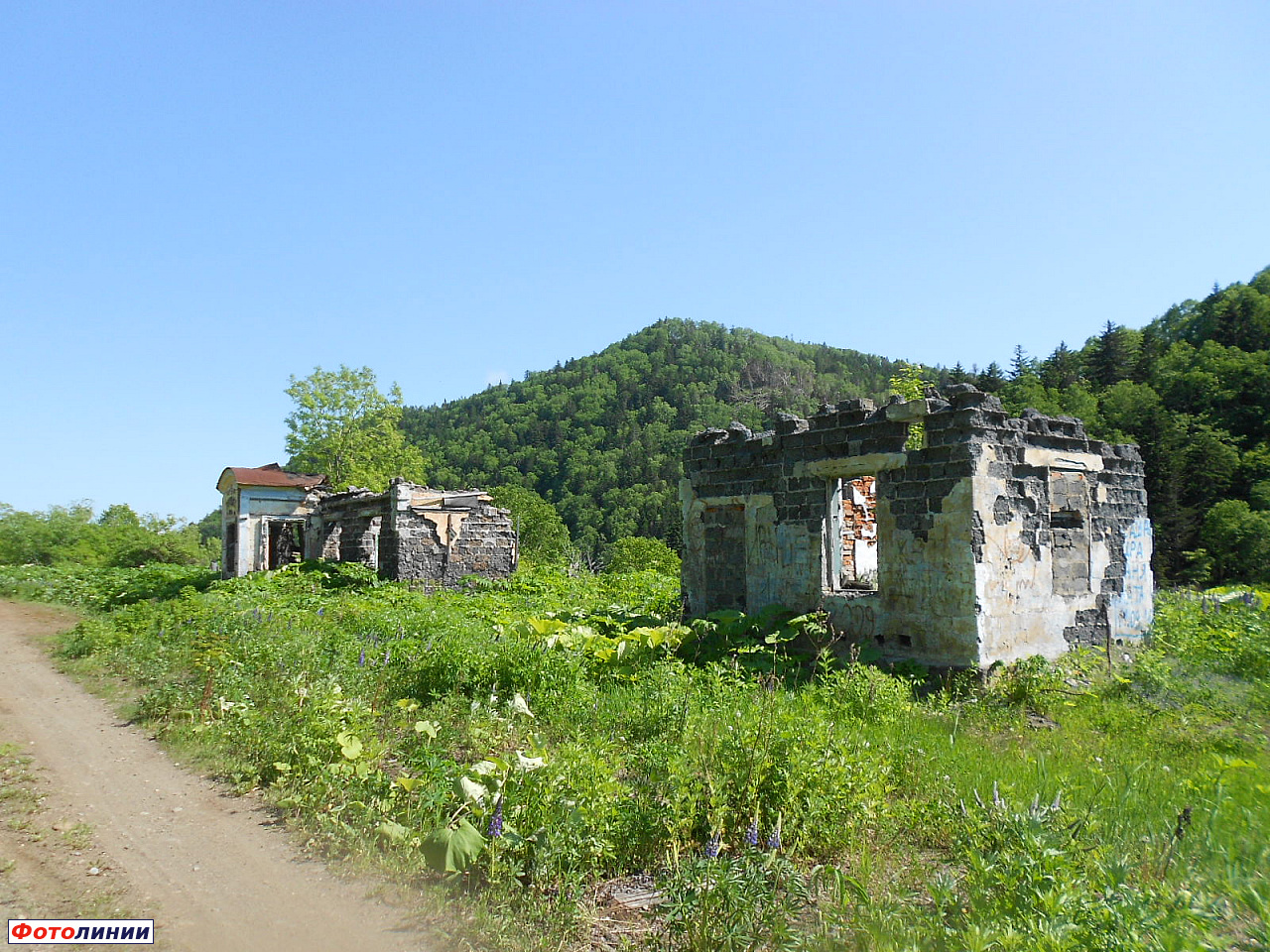 Заброшенные станционные постройки