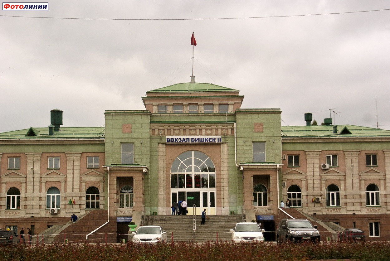 Центральный вход и главный фасад здания вокзала