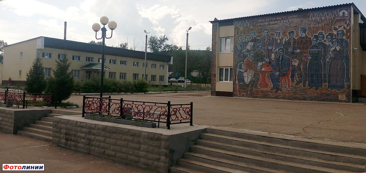 Мозаичное панно на здании вокзала и служебное здание