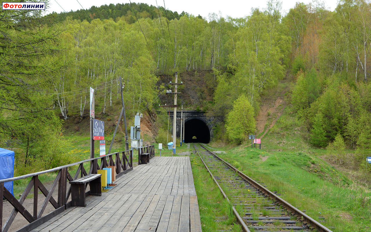 Вид с платформы в сторону ст. Байкал. Тоннель КБЖД № 12 (Половинный)