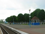 станция Рогачев: Элементы благоустройства у главной платформы (вид в сторону Жлобина)