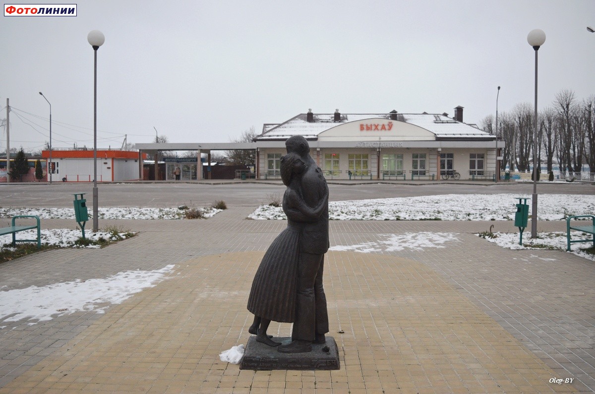 Скульптура "прощающихся" на привокзальной площади