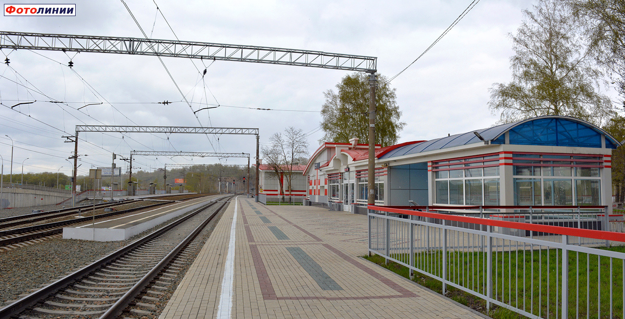 Платформы Южного направления и пассажирское здание. Вид в сторону Новосибирска
