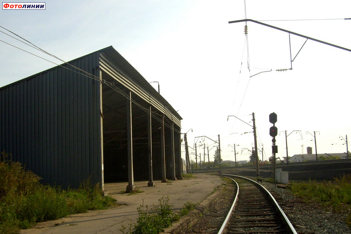 Пассажирский павильон и входной светофор станции Заринская