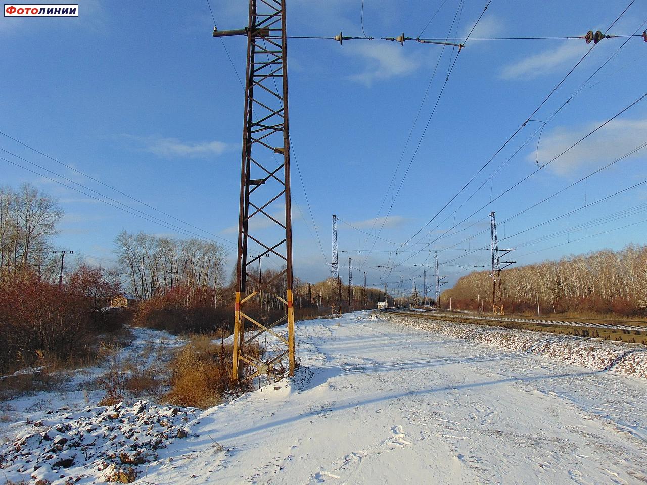 Вид в сторону станции Бишкиль. Влево отходит насыпь разобранного подъездного пути к тяговой подстанции