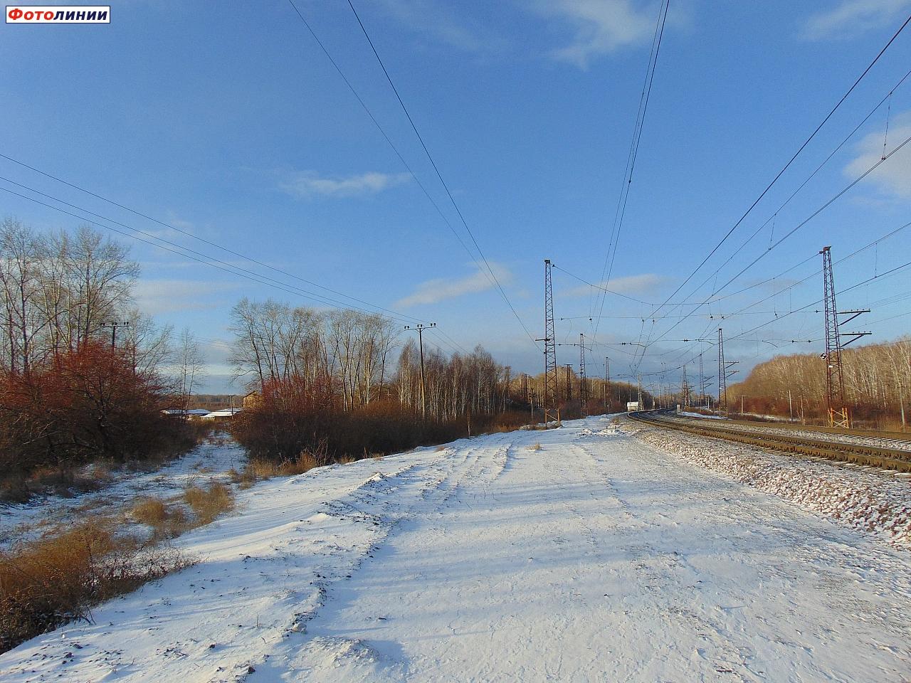 Чётная горловина станции, вид в сторону станции Бишкиль. Влево отходит насыпь разобранного подъездного пути к тяговой подстанции