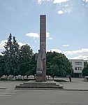 станция Коростень: Памятник зачинателям всеукраинской забастовки железнодорожников на привокзальной площади